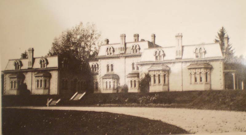 The North Cottage, 1911.
 Both Dr. Henry Landor and Dr. R.M. Bucke believed a collection of smaller buildings would 
benefit the health of the patients. RMHCL